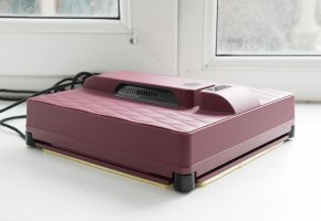 Gadget R100: Un robot limpiacristales delgado y cuadrado