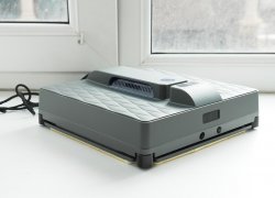 „Dadget R200“: kvadratinis langų valymo robotas su vandens purškikliu