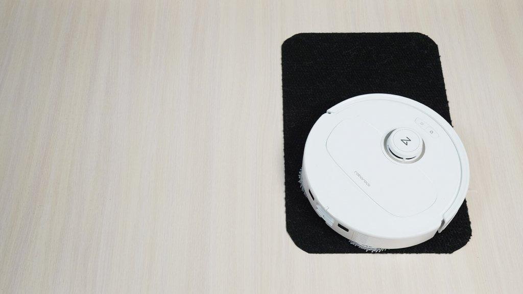 „Roborock Qrevo MaxV“: važiavimas juodais paviršiais