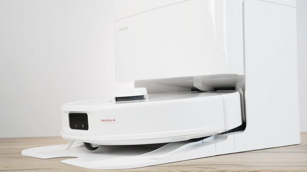 Roborock Qrevo MaxV: Robotas stotyje