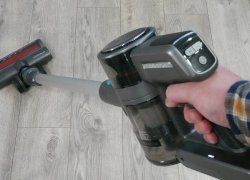 „Teqqo Powerstick BASIC“: patogus vertikalus dulkių siurblys įvairioms grindų dangoms