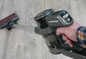 Teqqo Powerstick BASIC: Una práctica aspiradora vertical para diversos revestimientos de suelo