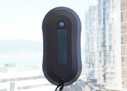 „Dadget W220“: plonas robotas langų valytuvas su dviem vandens purkštukais