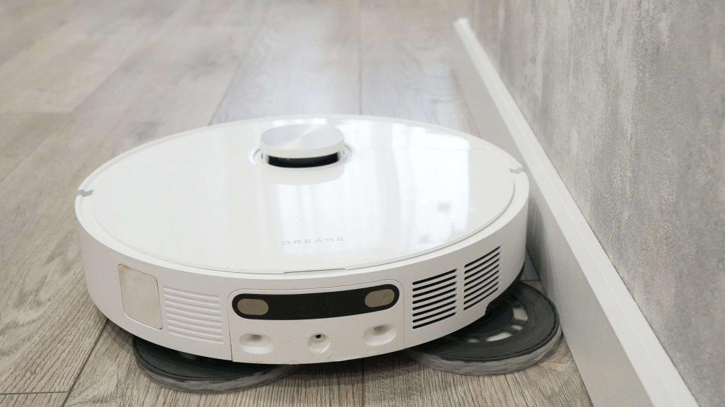 „DreameBot L10s Pro Ultra Heat“: grindų plovimas palei grindjuostes