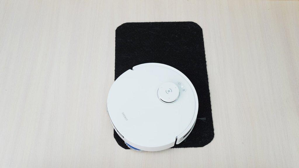 „Ecovacs Deebot T30 PRO“: juodų paviršių valymas