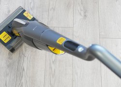 „Deerma DEM-VX96W“: vertikalus plovimo dulkių siurblys su dviem voleliais ir automatiniu režimu