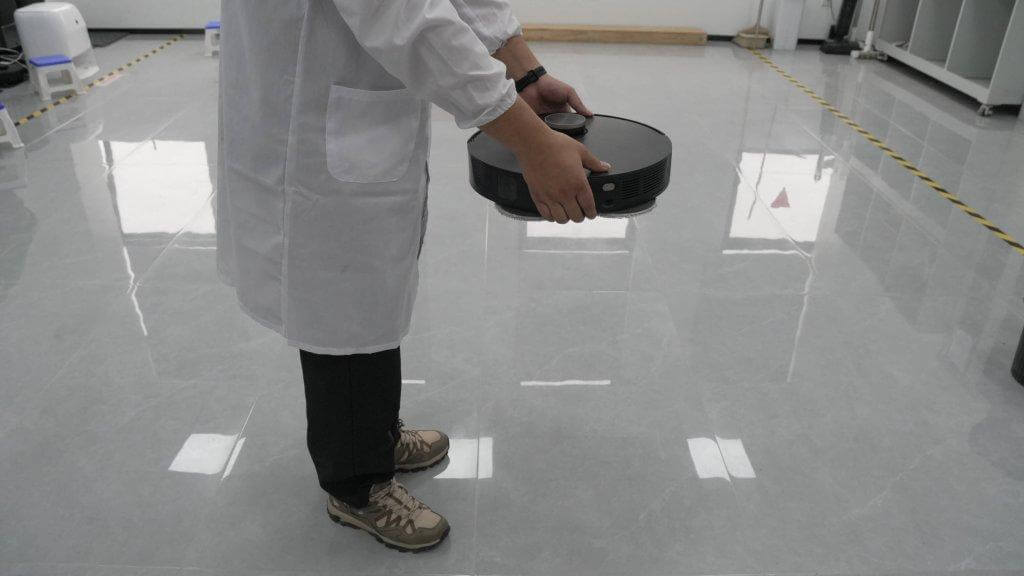 „Dreame“ roboto dulkių siurblio susidūrimo bandymas