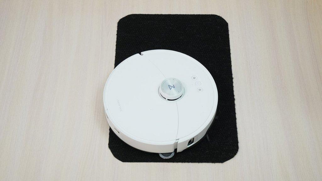 „Roborock S8 MaxV Ultra“: važiavimas juodais paviršiais