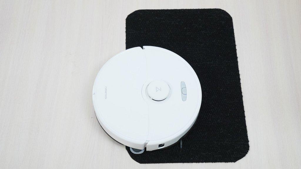 „Roborock S8 Max Ultra“: važiavimas juodais paviršiais