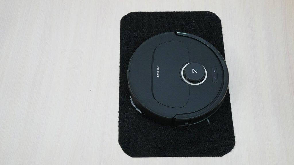 „Roborock Qrevo PRO“: važiavimas juodais paviršiais