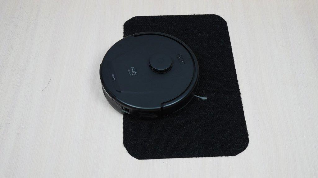 eufy L60: Važiavimas juodais paviršiais