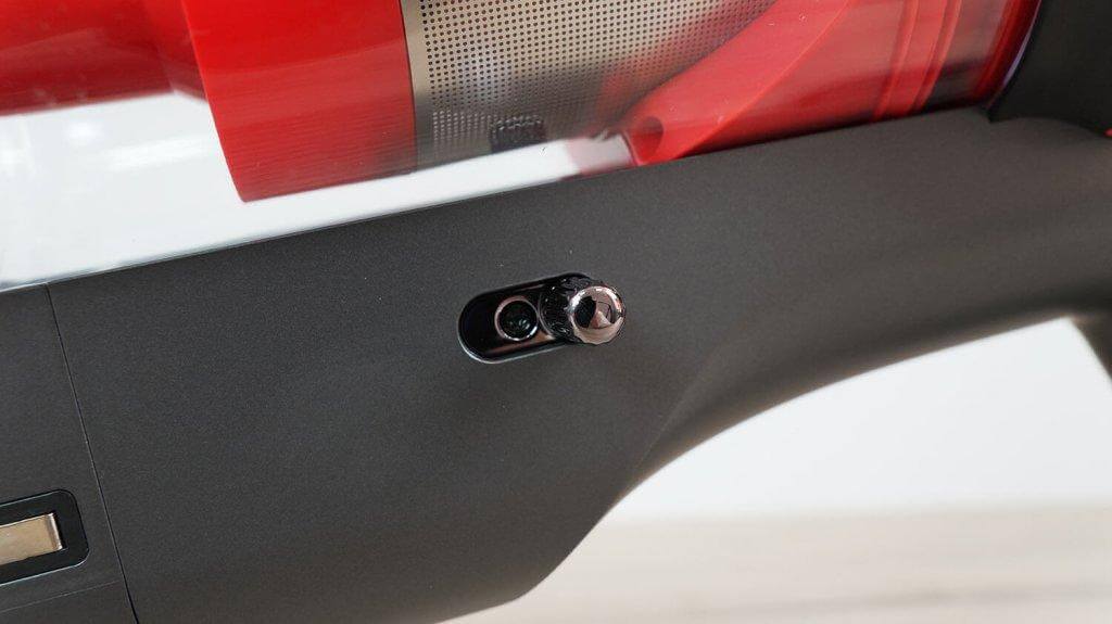 „Deerma DEM-T30W“ stotis: dulkių konteinerio ištuštinimo svirtis