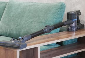 „Dreame Trouver J30“: Įperkamas vertikalus dulkių siurblys su visais svarbiausiais priedais