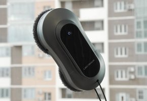 Liectroux YW810: dvigubas vandens purškimas, biudžetinė kaina, programėlė