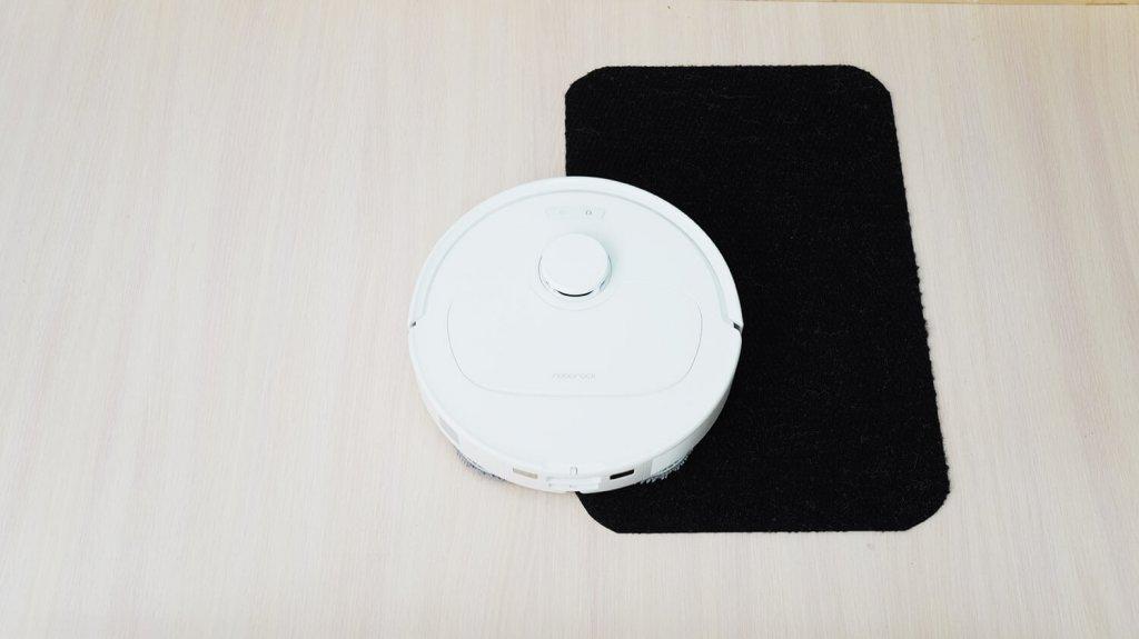 „Roborock Qrevo S“: važiavimas juodais paviršiais
