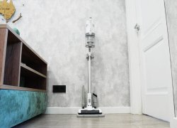 „Midea VSS1800“: įperkamas vertikalus dulkių siurblys su patogiu grindų stovu