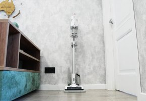 „Midea VSS1800“: įperkamas vertikalus dulkių siurblys su patogiu grindų stovu