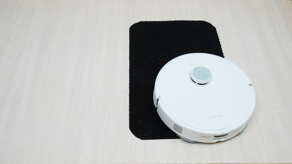 „Roborock Qrevo Curv“: važiavimas juodais paviršiais