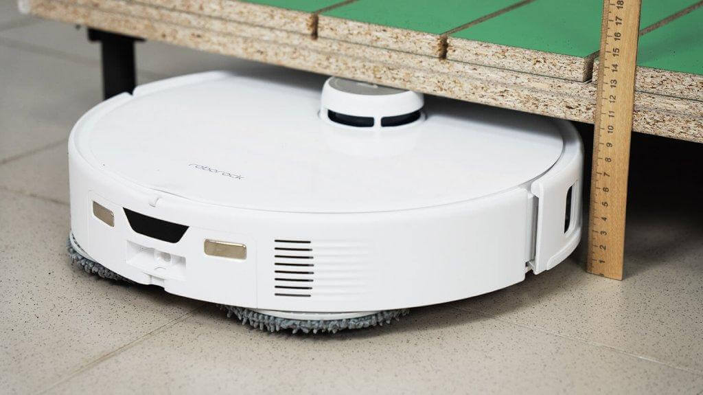„Roborock Qrevo Curve“: važiavimas po žemais baldais
