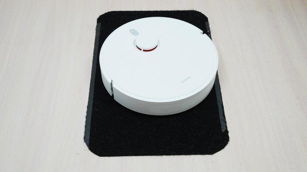 „Xiaomi“ robotas dulkių siurblys S10+: juodų paviršių valymas