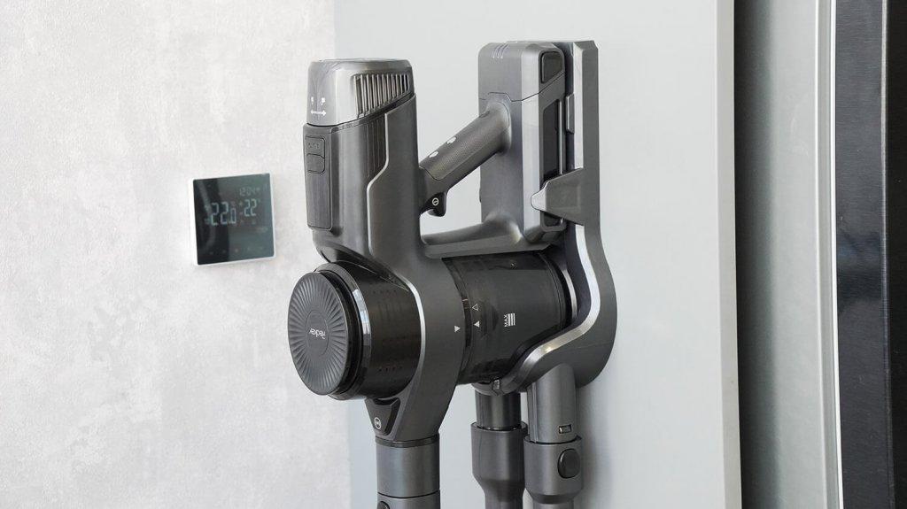 „Redkey F10 Pro“: įkrovimas ant sieninio laikiklio