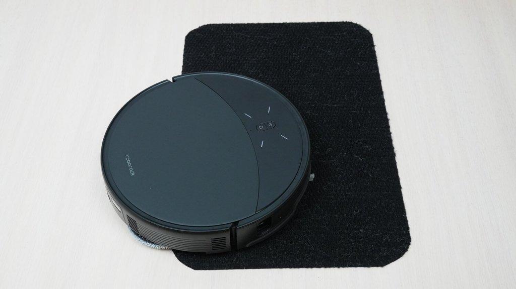 „Roborock Saros 10R“: važiavimas juodais paviršiais