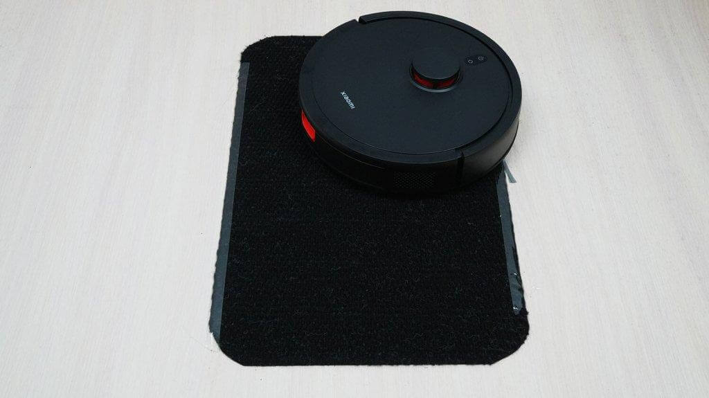 „Xiaomi“ robotinis dulkių siurblys S20: juodų paviršių valymas