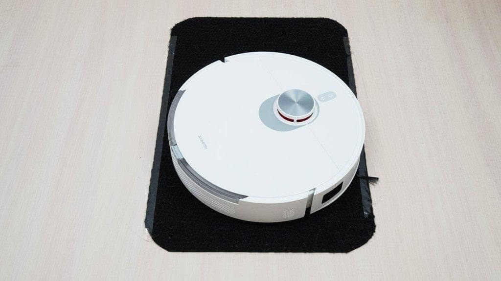 „Xiaomi“ robotinis dulkių siurblys S20+: juodų paviršių valymas