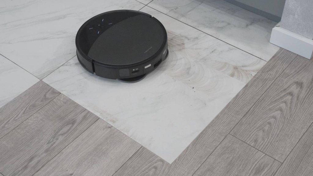 Nešvarumų valymas robotu naudojant apvalias šluostes