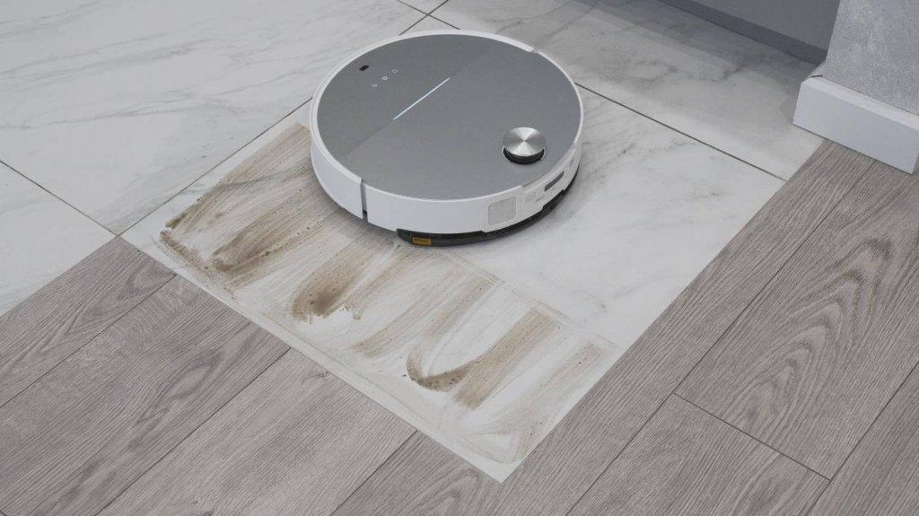 Nešvarumų valymas robotu su vibruojančia platforma