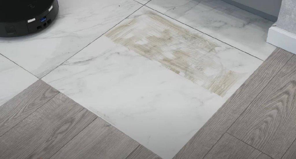 Nešvarumų valymas robotu su voleliu