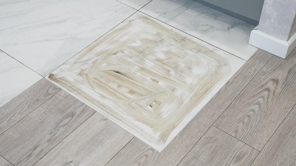 Nešvarios plytelės bandymui