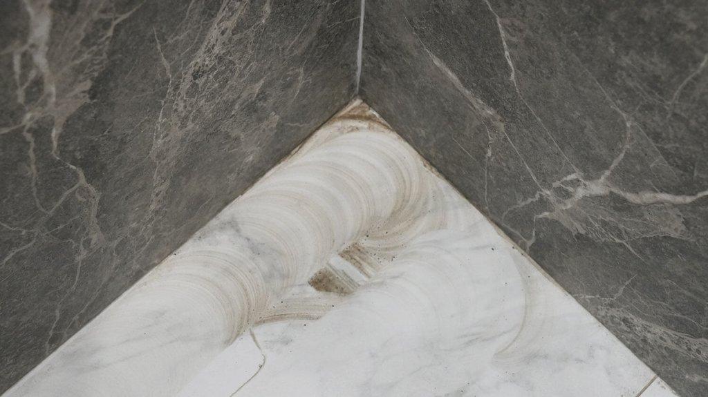 Akloji dėmė kampe (apvali servetėlė)