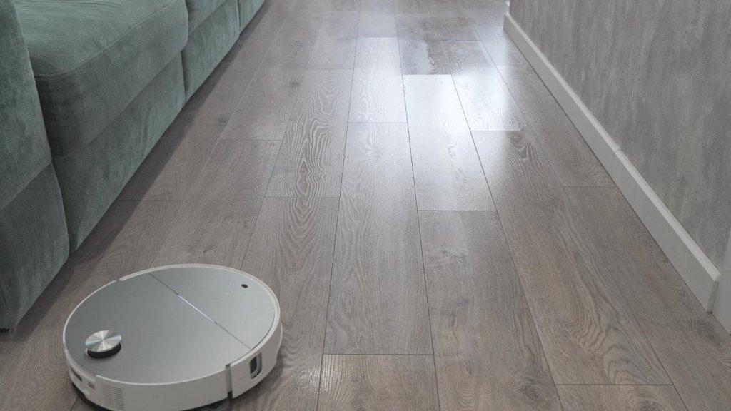 Gausus grindų drėkinimas vibruojančiu skudurėliu