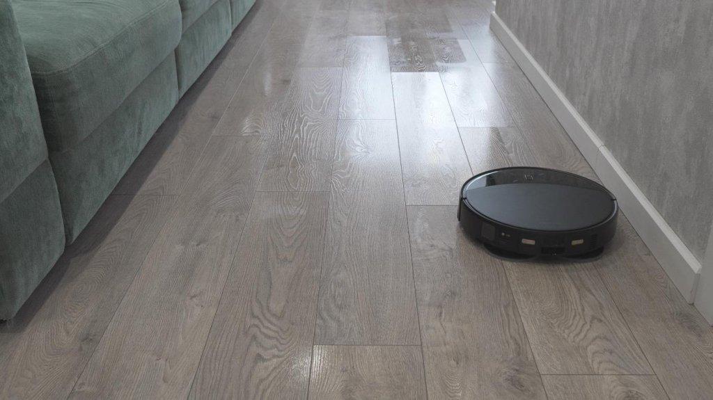 Gausiai sušlapinant grindis dviem apvaliais skudurėliais