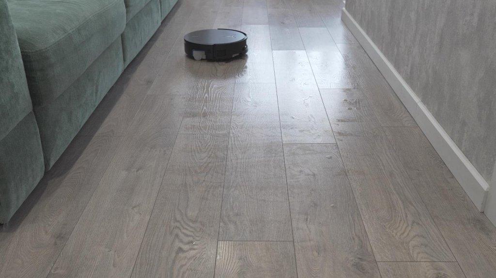 Grindų gausus drėkinimas voleliu