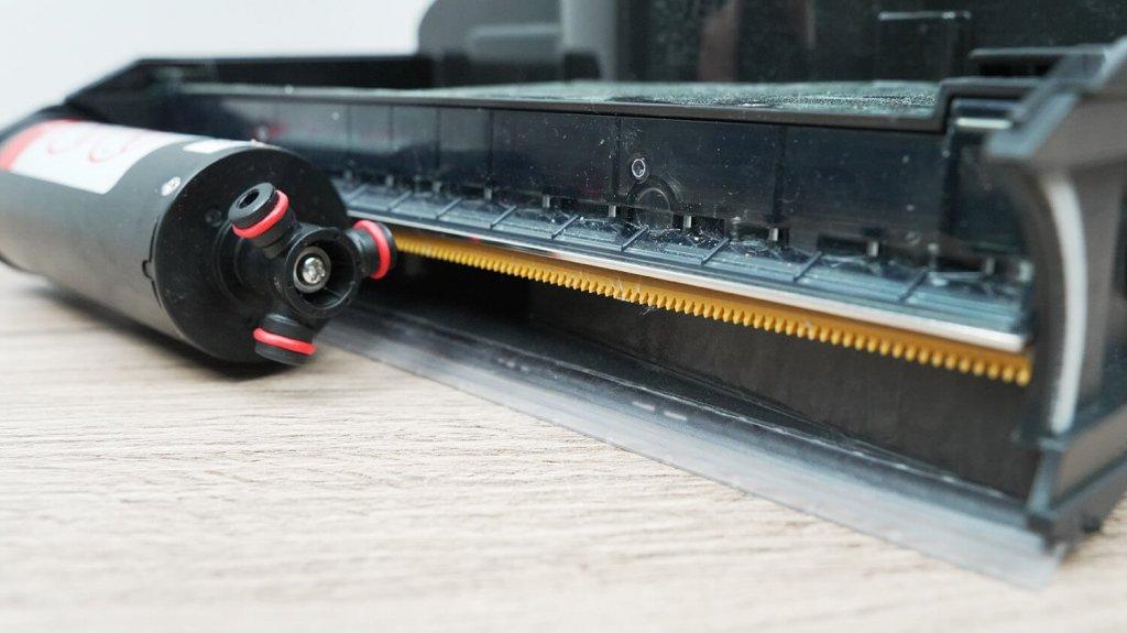 „Roborock F25 ACE Combo“: plaukų ir naminių gyvūnėlių plaukų iššukavimo šukos