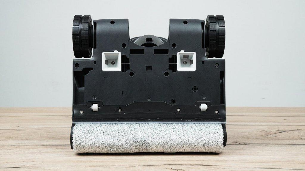 „Roborock F25 ACE Combo“: Volelis išeina iš korpuso krašto iš abiejų pusių