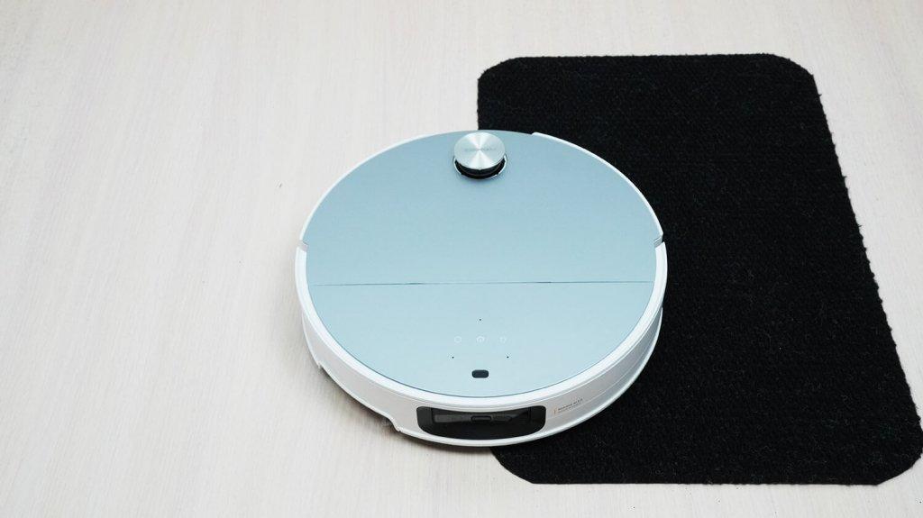 „Roborock S9 MaxV Ultra“: važiavimas juodais paviršiais