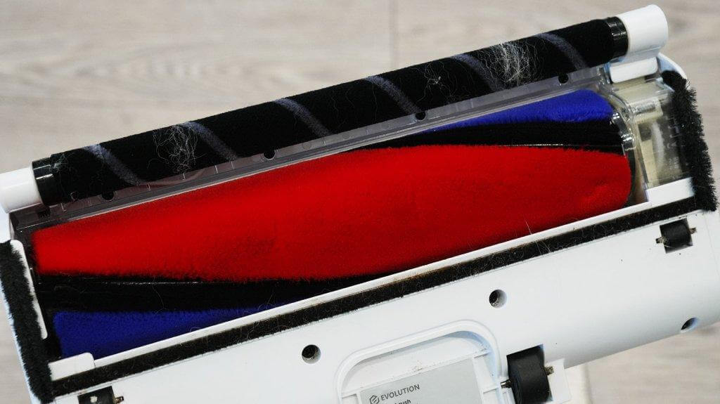 EVOLUTION Smart Clean VCF2613UV Wet and Dry: Acondicionamiento esponjoso del rodillo después de la recogida del cabello