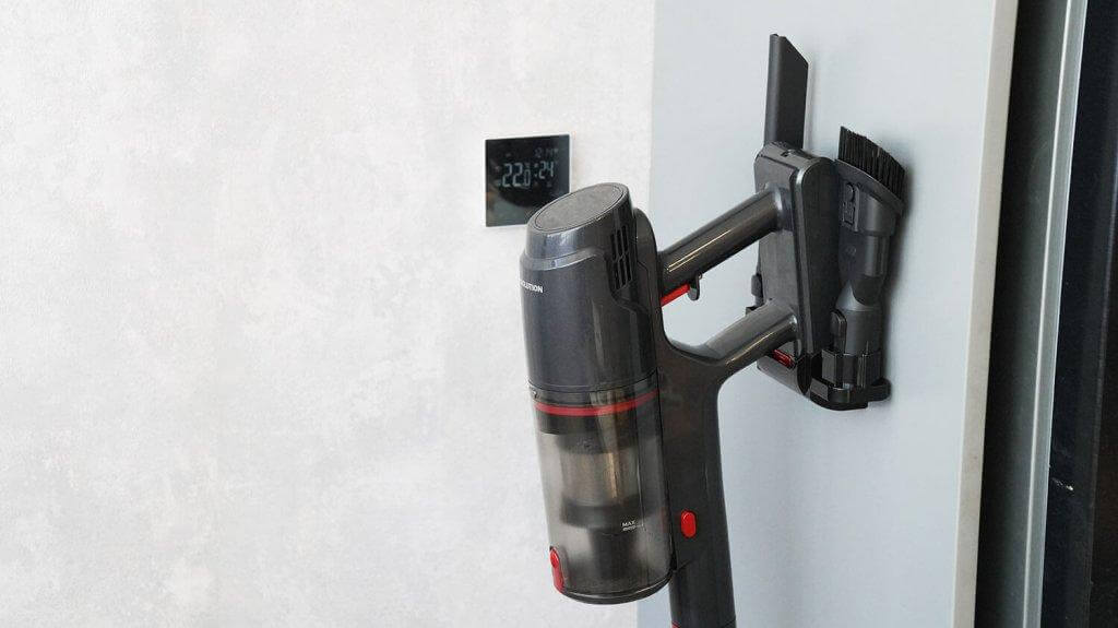 EVOLUTION Smart Clean VCF2712M: Dulkių siurblio ir priedų laikymas laikiklyje