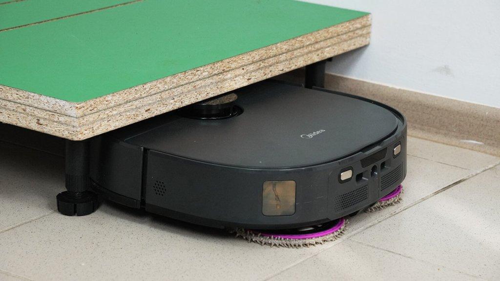 „Midea VCR V15 Pro Ultra“: važiavimas po žemais baldais