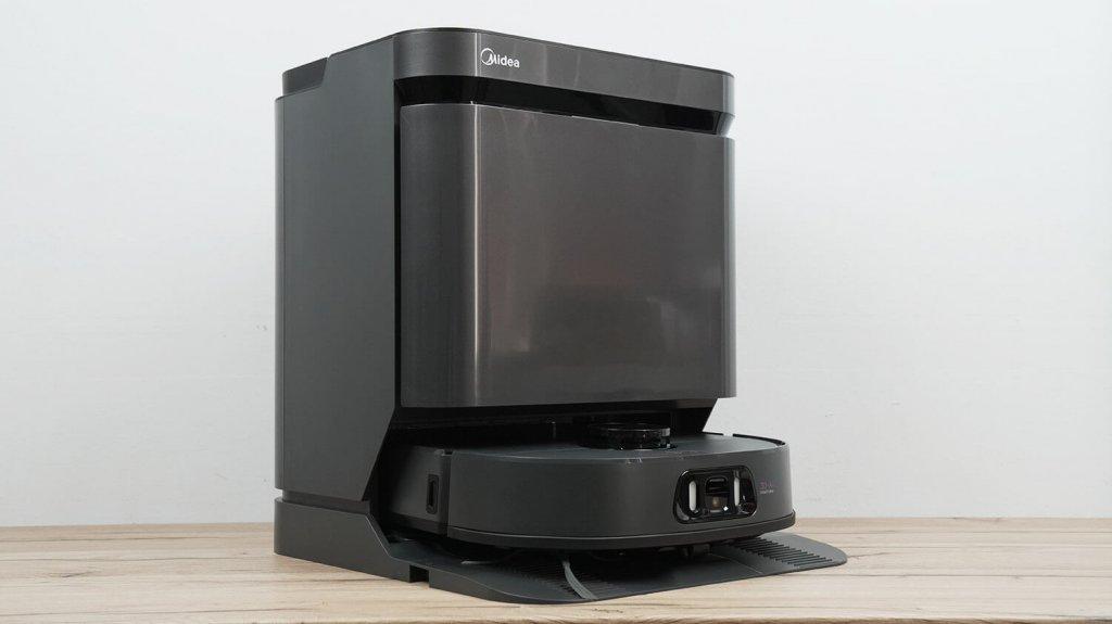 „Midea VCR V15 Pro Ultra“: robotas stotyje