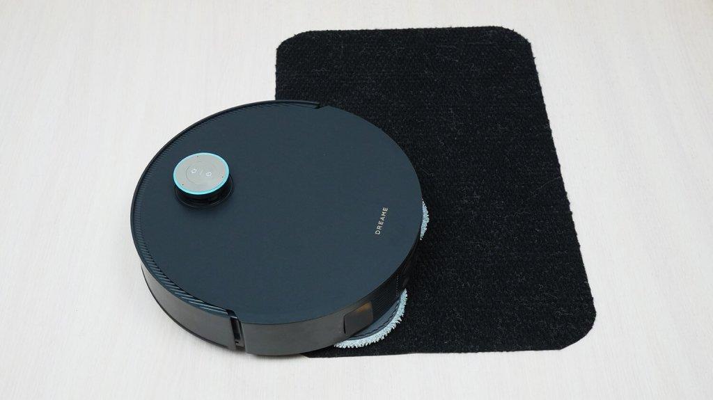 „Dreame X50 Ultra Complete“: važiavimas per juodą kilimą