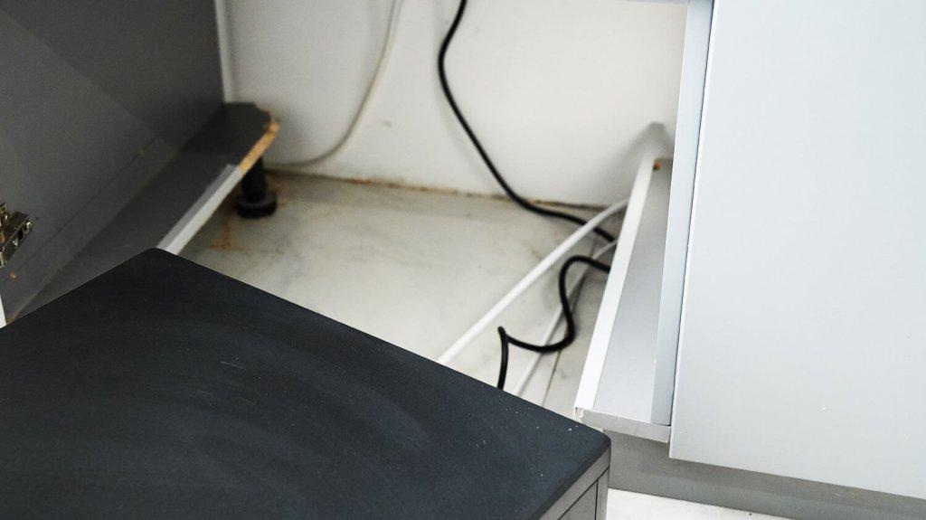 „Dreame X50 Master“: stotelės įrengimas virtuvės spintelėje