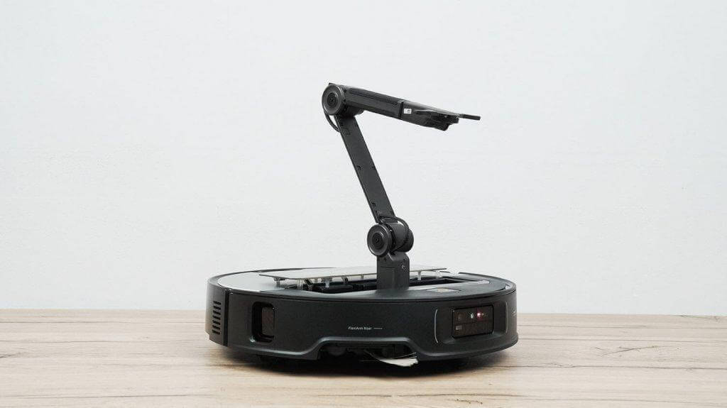 „Roborock Saros Z70“: robotinis dulkių siurblys su mechanine ranka daiktams surinkti