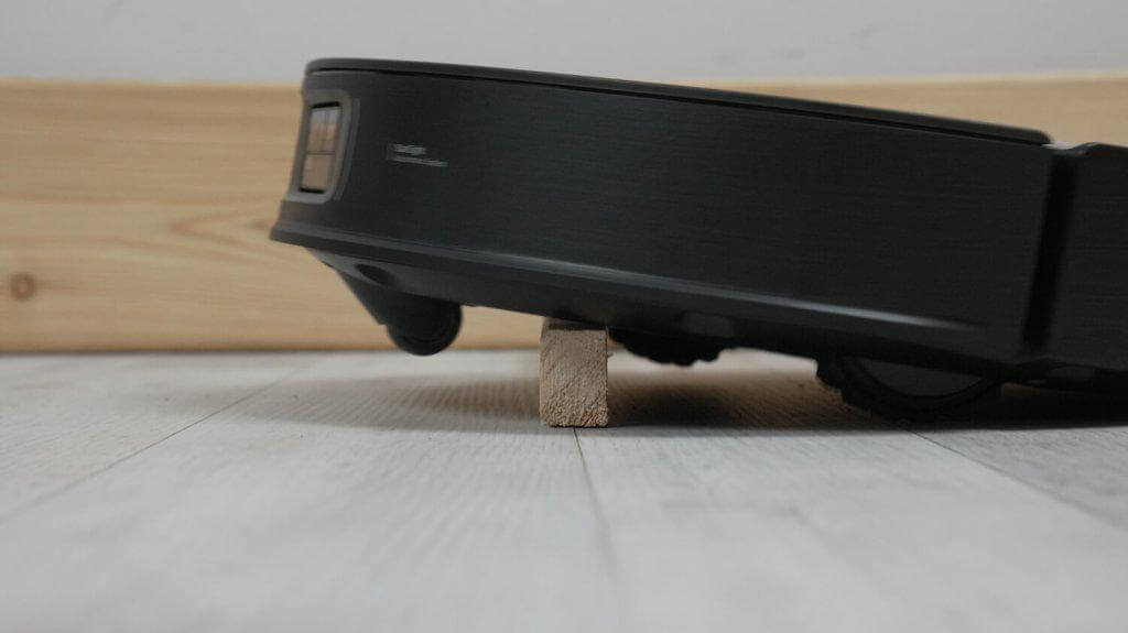 „Roborock Saros Z70“: 3 cm slenksčio prošvaisa