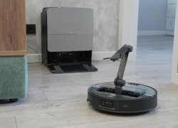 „Roborock Saros Z70“: ne tik valo, bet ir surenka daiktus nuo grindų! Pirmasis robotas dulkių siurblys su mechanine rankena!