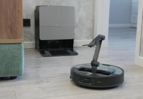 „Roborock Saros Z70“: ne tik valo, bet ir surenka daiktus nuo grindų! Pirmasis robotas dulkių siurblys su mechanine rankena!