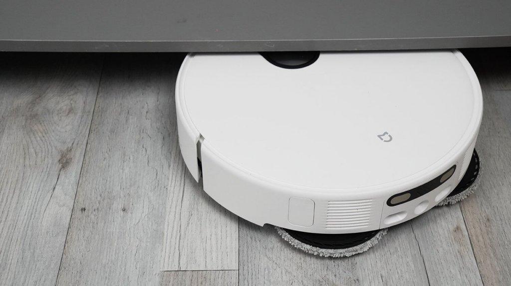 „Xiaomi Mijia M40s“: Prasilenkimas po žemais baldais